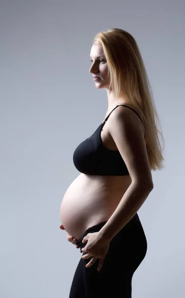 Retrato de estudio de una mujer rubia embarazada —  Fotos de Stock