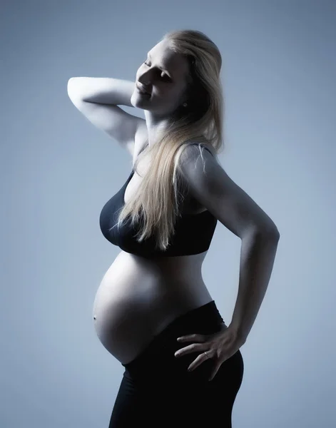 Retrato de estudio de una mujer rubia embarazada — Foto de Stock