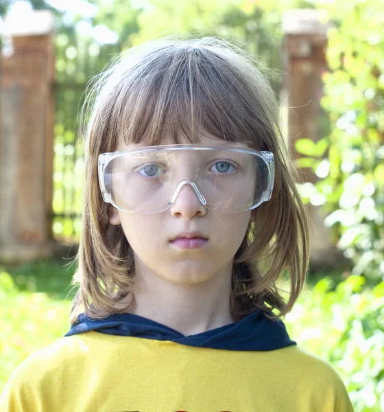 Προσωπογραφία αγοριού σε προστατευτικά γυαλιά. — Φωτογραφία Αρχείου