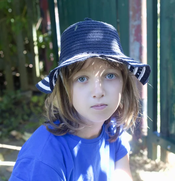 파란색 모자에 금발 머리를 가진 소년의 초상화 — 스톡 사진