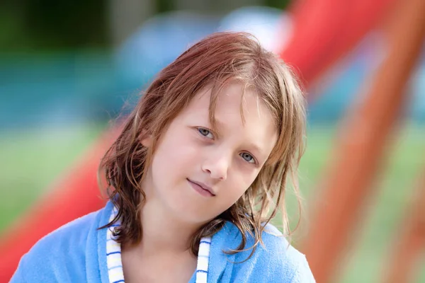 Retrato de um menino com cabelo longo loiro em azul — Fotografia de Stock