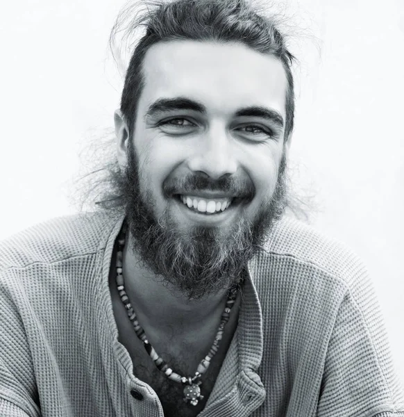 Retrato de um adolescente com cabelos longos e barba . — Fotografia de Stock