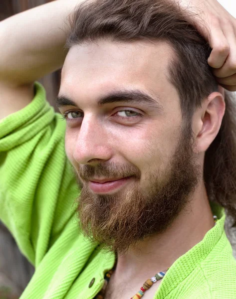 Portret van een tiener met lange haren en baard. — Stockfoto