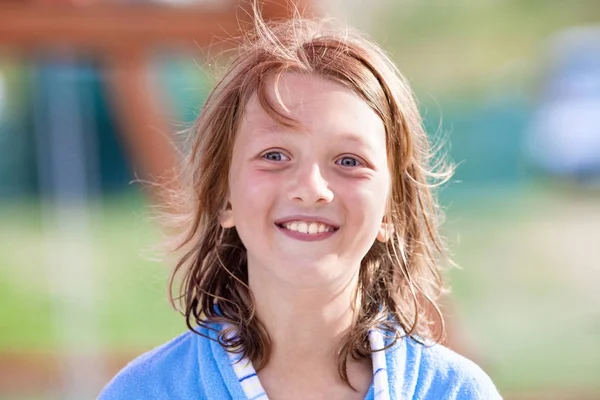 Retrato de un niño con el pelo largo rubio —  Fotos de Stock