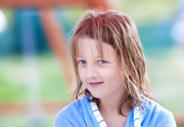 Retrato de un niño con el pelo largo rubio en azul —  Fotos de Stock