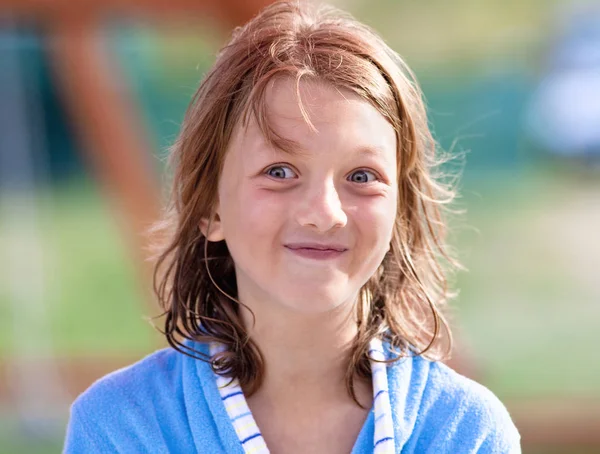 Portret van een jongen met blonde lange haren — Stockfoto