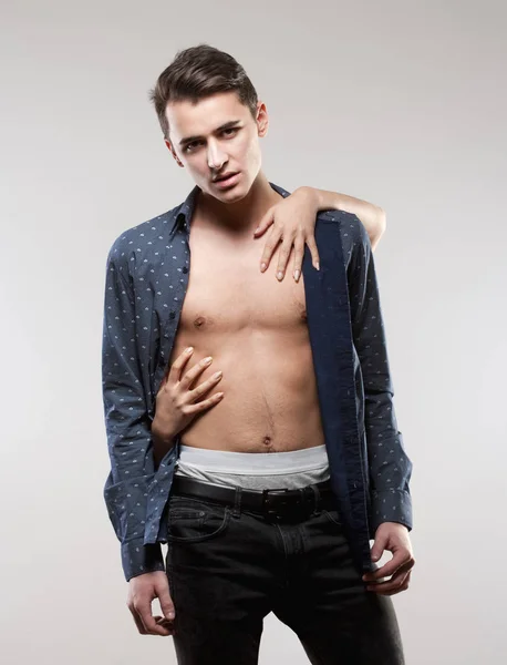Tizenéves fiú ing, női kezek megható neki-ban. — Stock Fotó