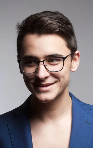 Retrato de un adolescente en chaqueta azul . —  Fotos de Stock