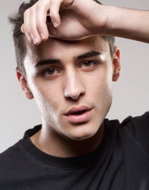 Terli bir genç çocuk portresi.