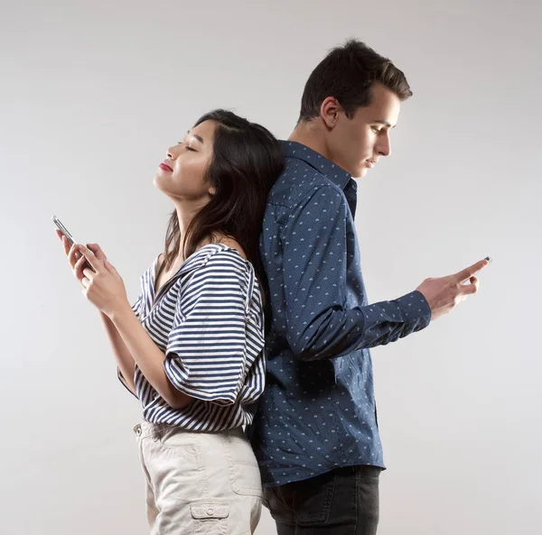 Casal adolescente com Smartphones Texting . — Fotografia de Stock
