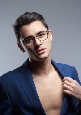 Mavi ceketli bir genç çocuk portresi.