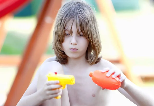 Ragazzo biondo con pistola Squirt . — Foto Stock