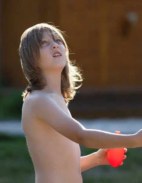 Retrato de un niño con el pelo rubio mirando hacia arriba —  Fotos de Stock