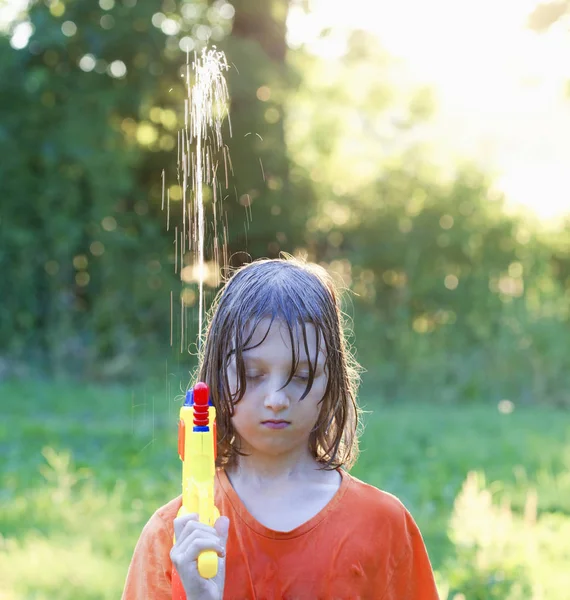 Natte Boy gek rond spuitende Water — Stockfoto