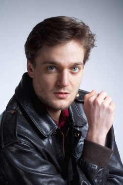 Genç bir adamın portresi.