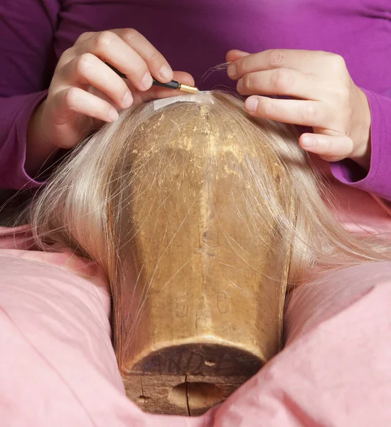 Professional Wig Maker działa w jej warsztat. — Zdjęcie stockowe