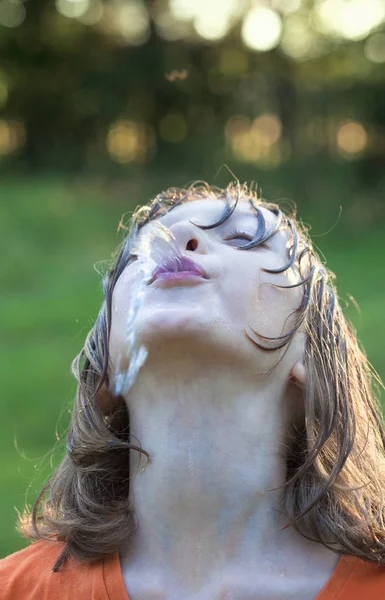 Jongen gek rond het spuiten van Water — Stockfoto