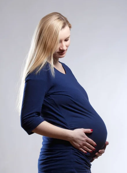 Mujer rubia embarazada en vestido azul . — Foto de Stock