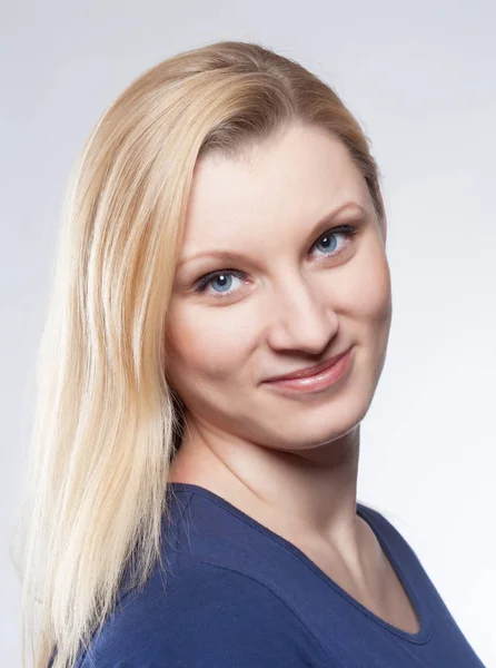 Retrato de una mujer rubia con ojos azules . — Foto de Stock