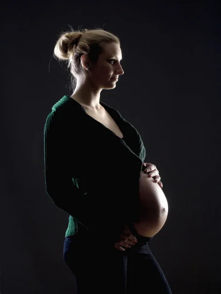 Gravid Blond kvinna i grön kofta. — Stockfoto