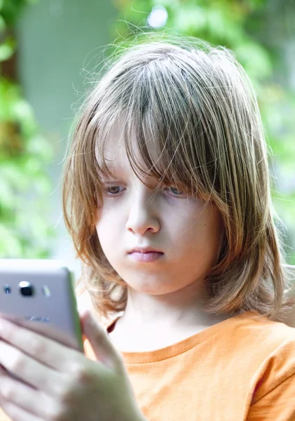 Niño mirando el teléfono móvil — Foto de Stock