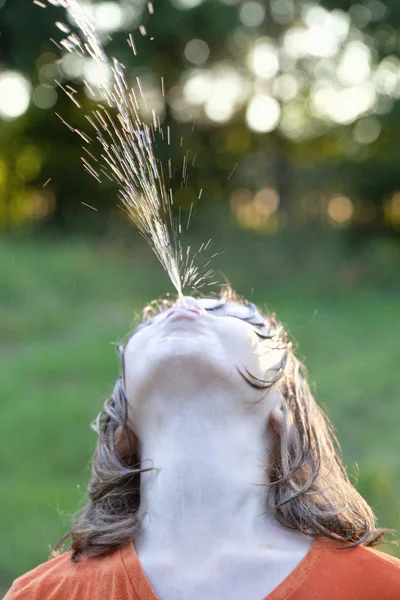 濡れた少年 Squirting 水浮気 — ストック写真