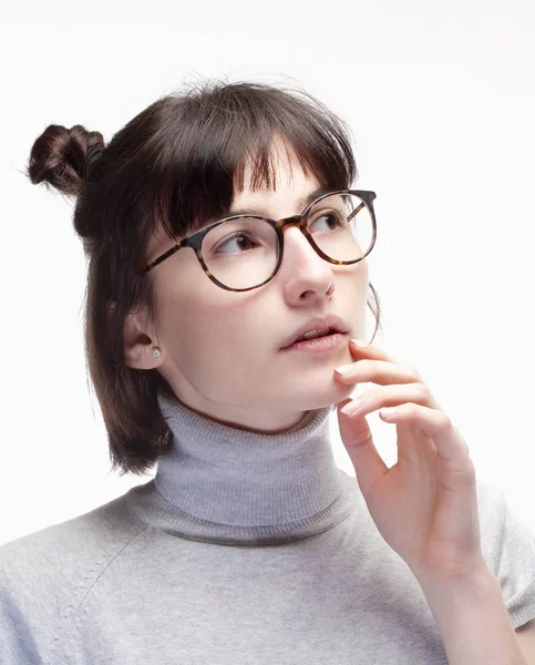 Adolescente con pelo oscuro y gafas . —  Fotos de Stock