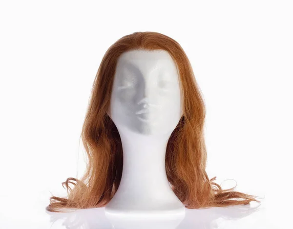 Manekýn ženské hlavy s parukou na bílém — Stock fotografie
