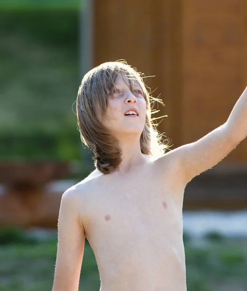 Retrato de un niño con el pelo rubio mirando hacia arriba — Foto de Stock