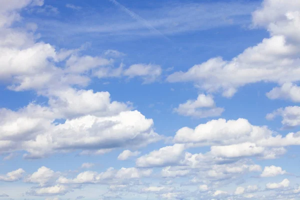 Fondo del cielo azul con nubes de cúmulos blancos . —  Fotos de Stock