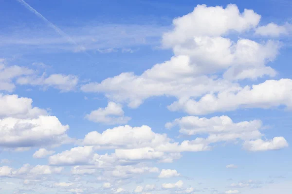 Fondo del cielo azul con nubes de cúmulos blancos . —  Fotos de Stock