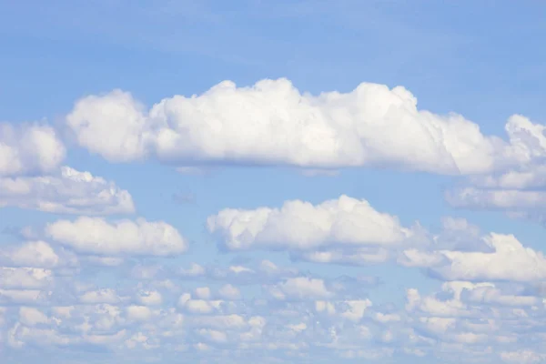 Fondo del cielo azul con nubes de cúmulos blancos . —  Fotos de Stock