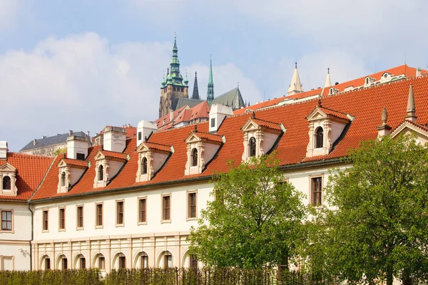 Tschechische Republik, Prag _ Ansicht des St.-Veits-Doms von den Mauern — Stockfoto