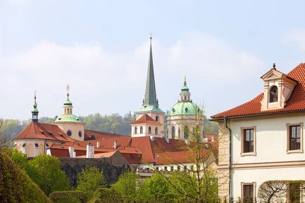 Tschechische Republik, Prag - Kirchturmspitze des unteren Viertels — Stockfoto