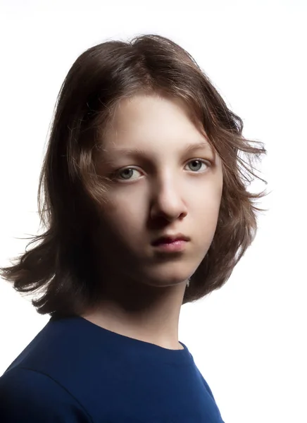 Retrato de un adolescente con cabello castaño . — Foto de Stock