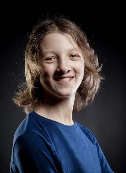 Portret van een tiener jongen met bruin haar. — Stockfoto