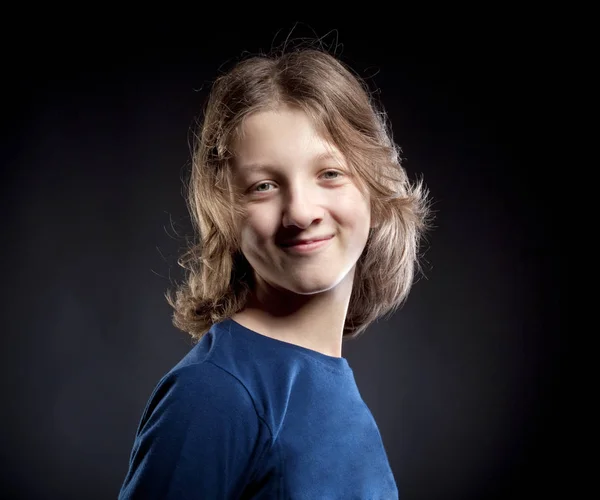 Portret van een tiener jongen met bruin haar. — Stockfoto