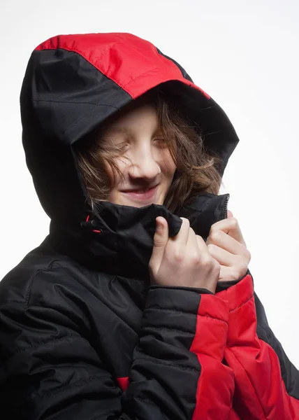 Retrato de un niño en chaqueta de invierno con capucha . — Foto de Stock