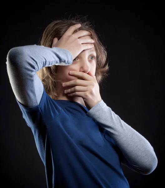 Niño con el pelo castaño sorprendido . — Foto de Stock