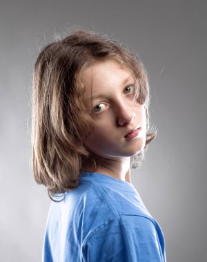 Kahverengi saçlı bir gencin portresi..