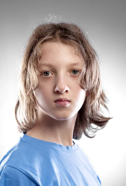 Portret van een tiener jongen met bruin haar. — Stockfoto