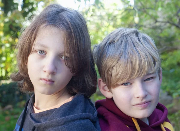 Retrato de Dois Meninos Olhando no Jardim . — Fotografia de Stock