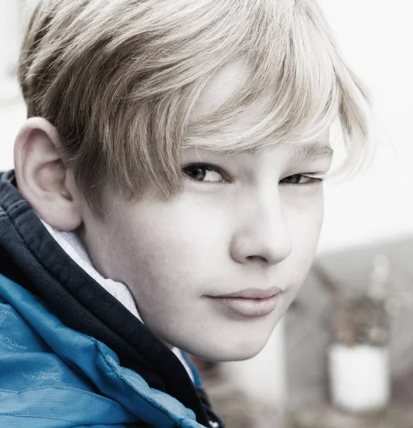 Portret chłopca na zewnątrz — Zdjęcie stockowe