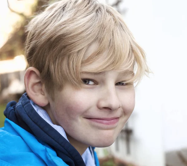 Portret van een jongen buiten — Stockfoto