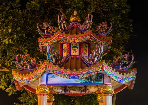 A Chinese gazebo near the entrance to the temple in Maenam on Koh Samui. Gazebo on the background of green trees — Stock Photo, Image