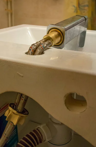 Reparation af en utæt vandhane i badeværelset - Stock-foto