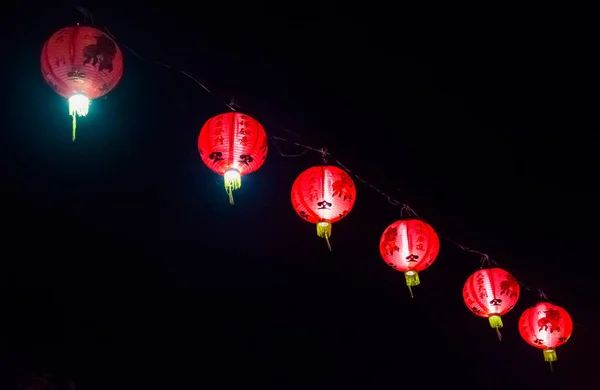 中国的新年。 夜间一排排中国红灯笼 — 图库照片