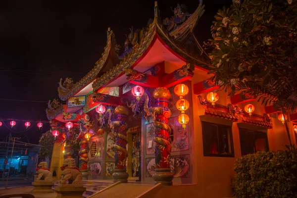 Tempio tradizionale cinese con draghi, tigri e luci nella notte su koh Samui, decorato per il nuovo anno — Foto Stock