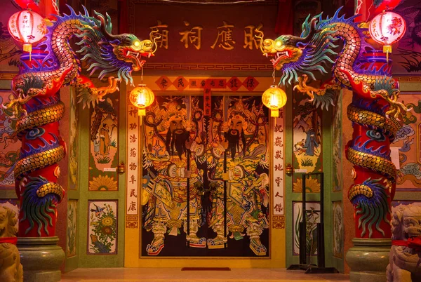 Entrance to the chinese temple guarder by dragons on pillars and samurais on doors — Stock Photo, Image