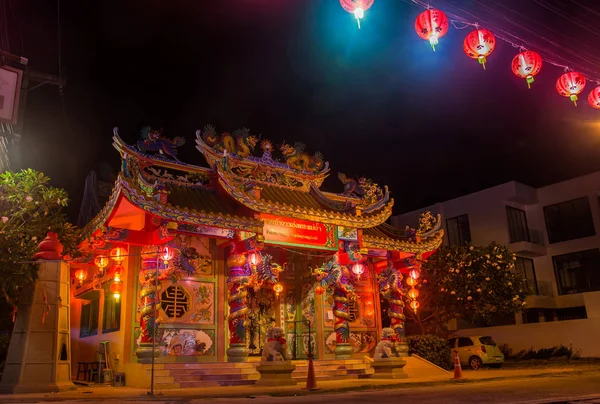 Tradycyjna chińska świątynia urządzona na Nowy Rok z czerwonymi światłami na ulicy w nocy. Chao Eng Sae Sanktuarium, Mae Nam, Koh Samui. Miejsce publiczne — Zdjęcie stockowe